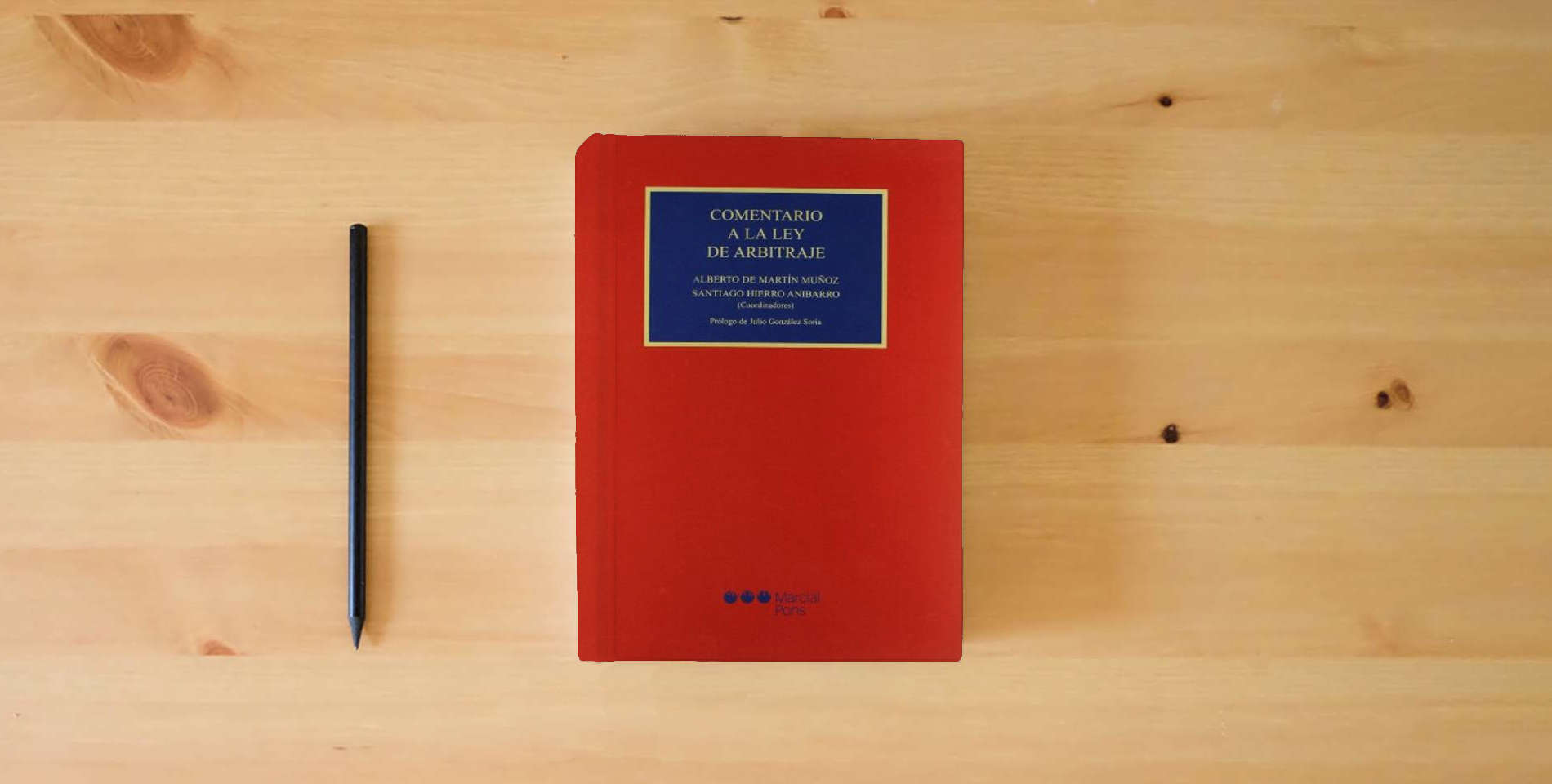 The book Comentario A La Ley De Arbitraje is on the table