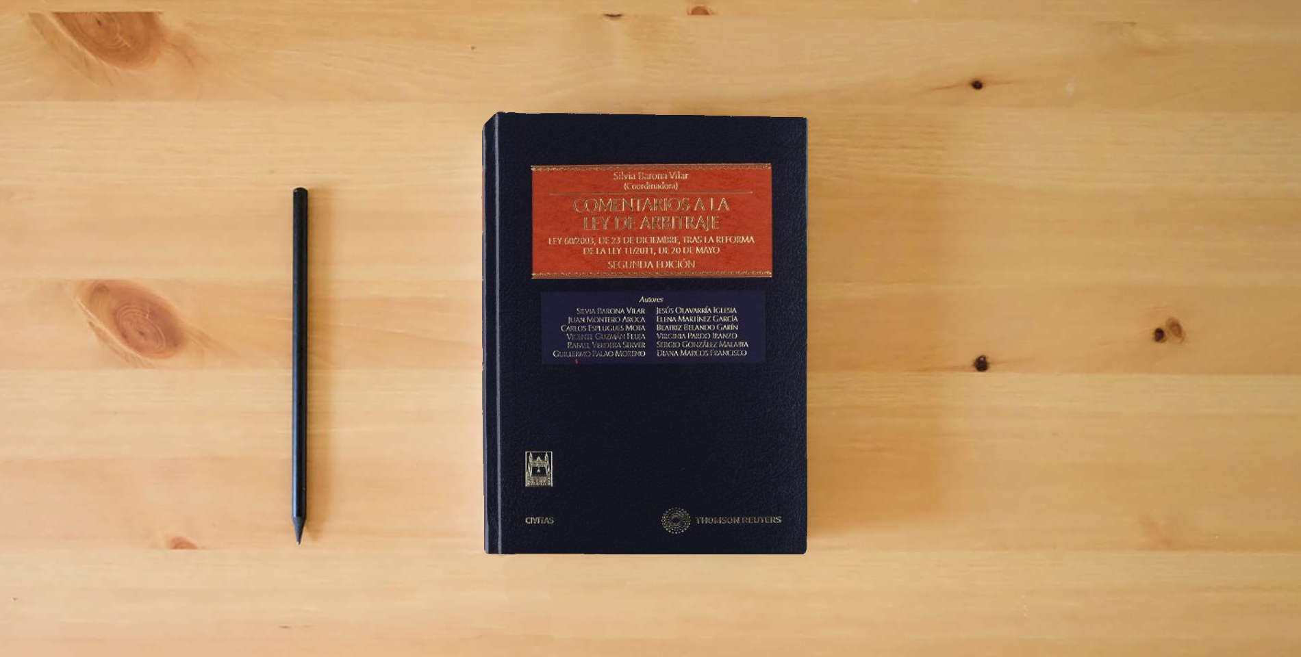 The book Comentarios a la Ley de Arbitraje - Ley 60/2003, de 23 de diciembre, tras la reforma de la Ley 11/2011, de 20 de mayo (Estudios y Comentarios de Legislación) is on the table