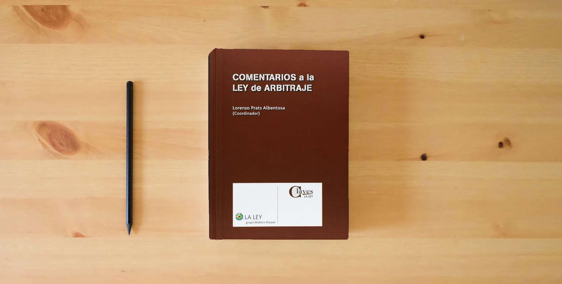 The book Comentarios a la ley de arbitraje (La Ley) (Claves La Ley) is on the table