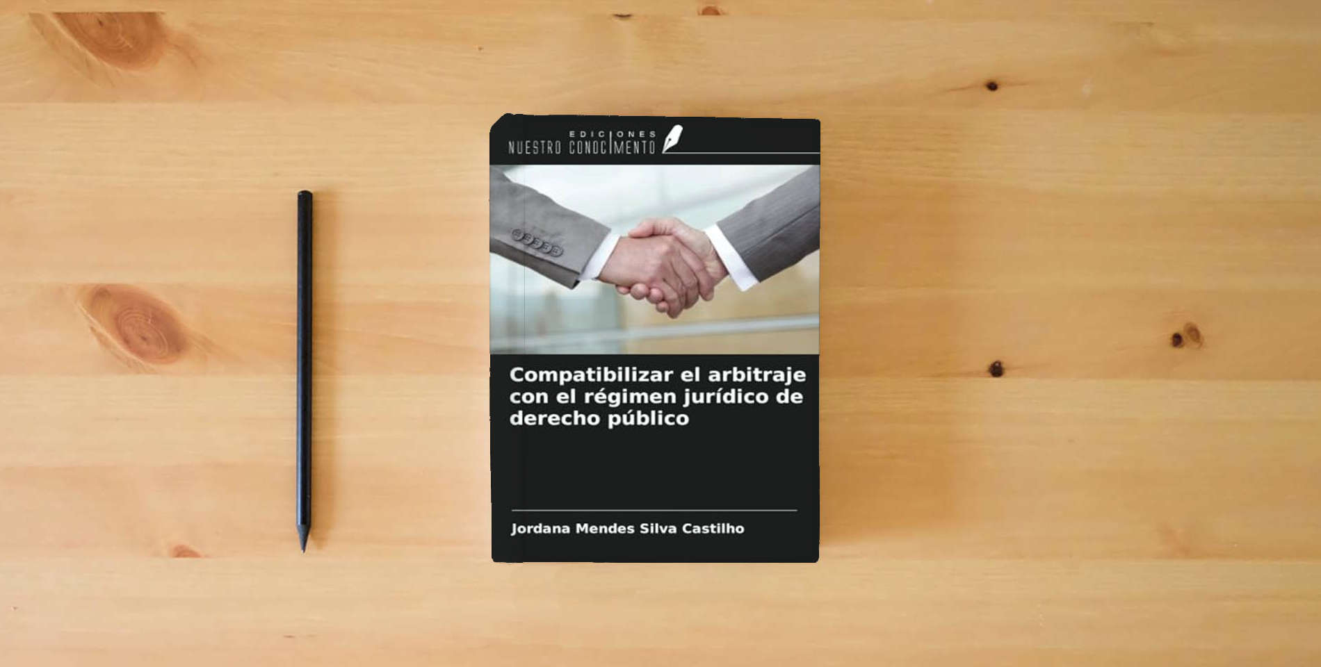 The book Compatibilizar el arbitraje con el régimen jurídico de derecho público is on the table