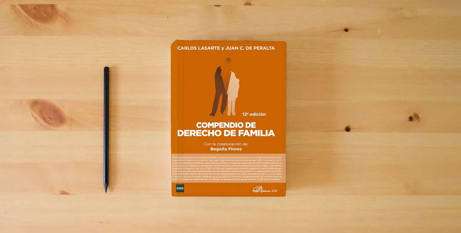 The book Compendio de Derecho de Familia (SIN COLECCION) is on the table