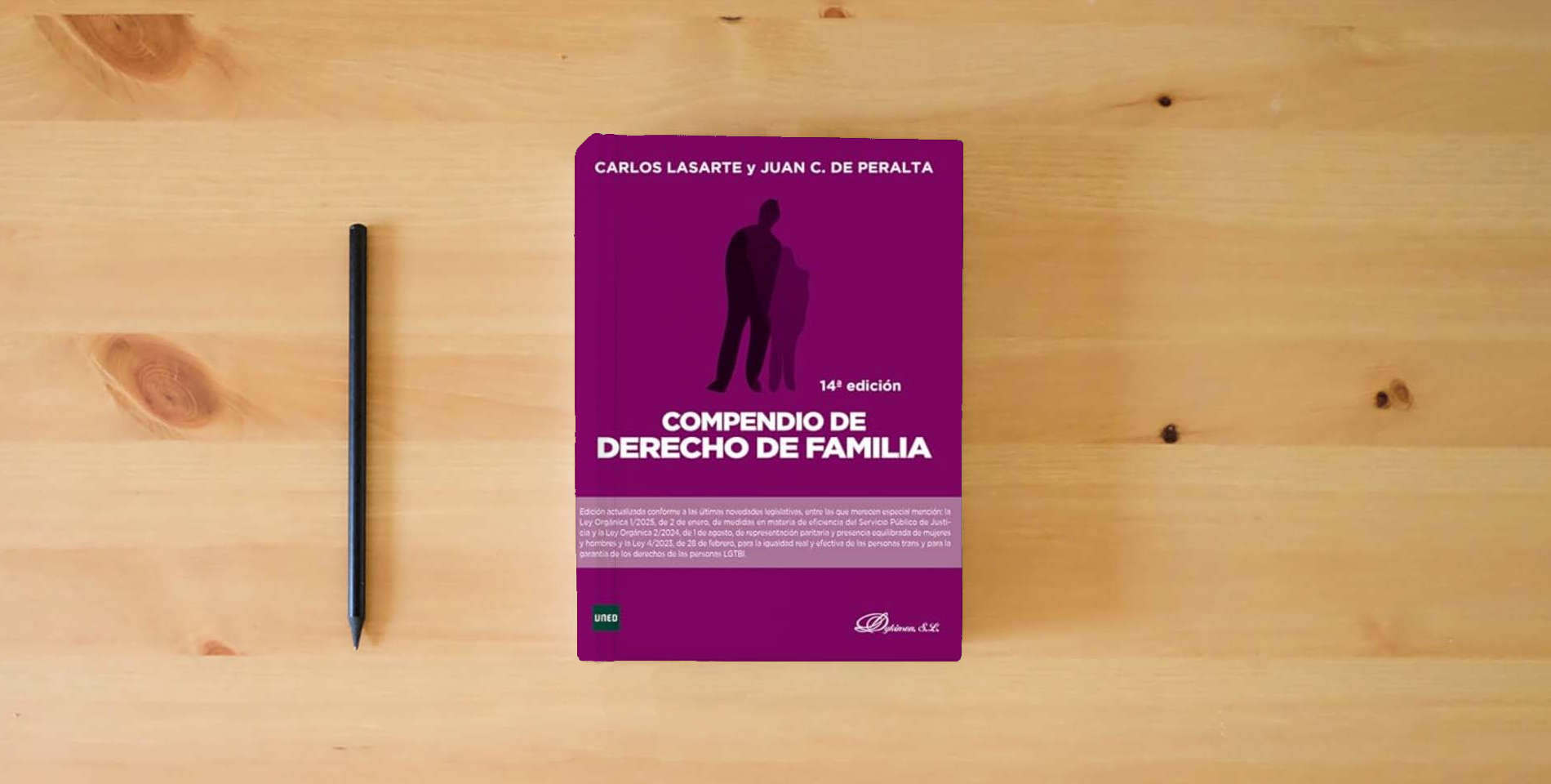 The book Compendio de Derecho de Familia is on the table