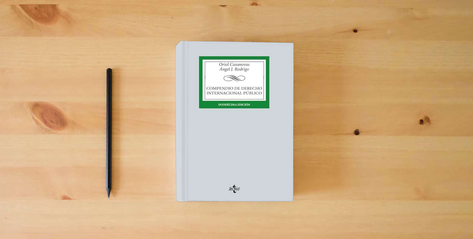 The book Compendio de Derecho Internacional Público (Derecho - Biblioteca Universitaria de Editorial Tecnos) is on the table