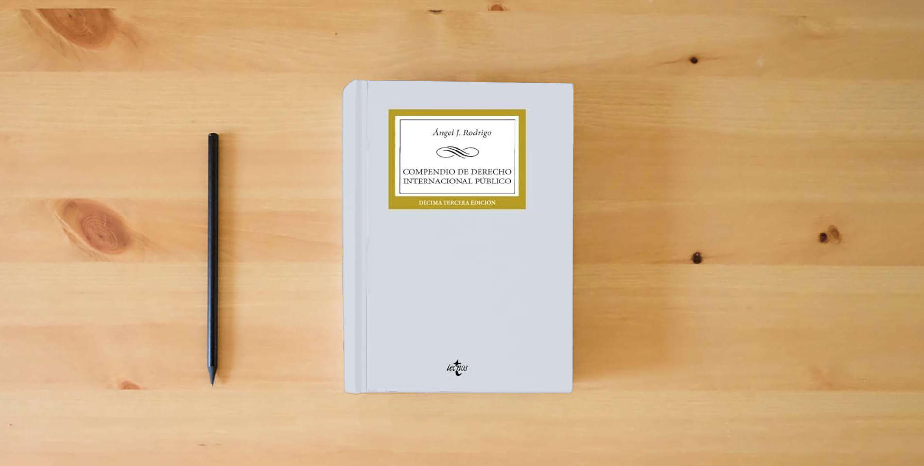 The book Compendio de Derecho Internacional Público (Derecho - Biblioteca Universitaria de Editorial Tecnos) is on the table