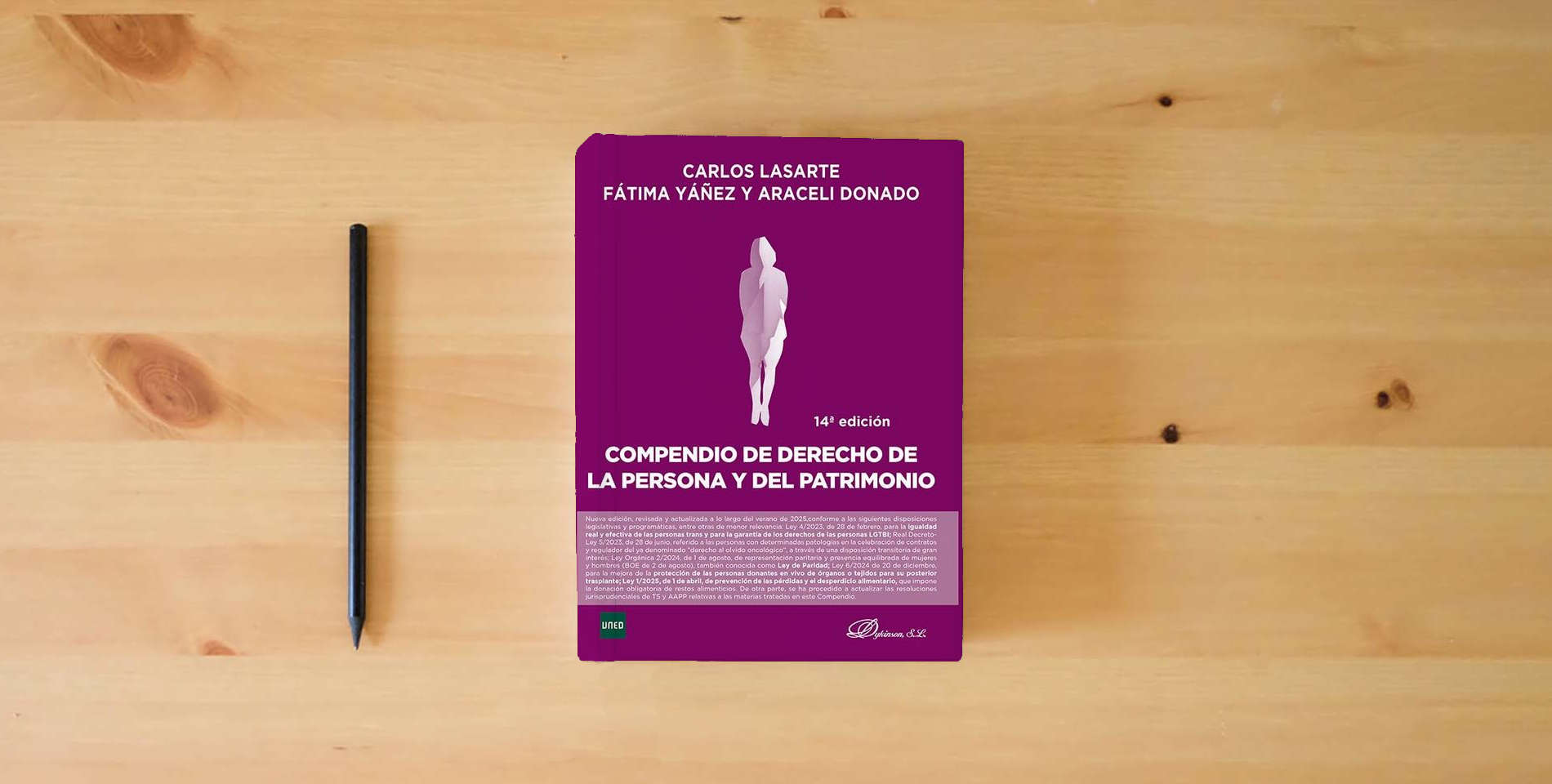The book Compendio de Derecho de la Persona y del Patrimonio is on the table