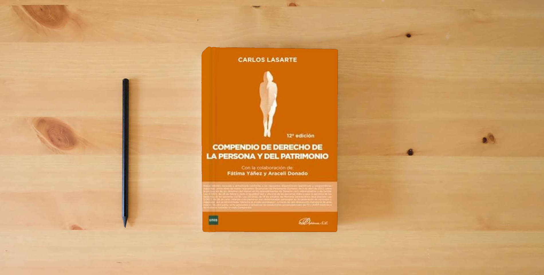 The book Compendio de Derecho de la Persona y del Patrimonio (SIN COLECCION) is on the table