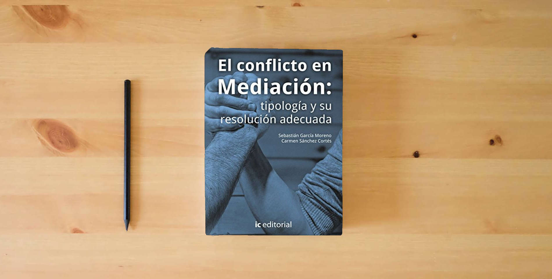 The book El conflicto en mediación: tipología y su resolución adecuada (SIN COLECCION) is on the table