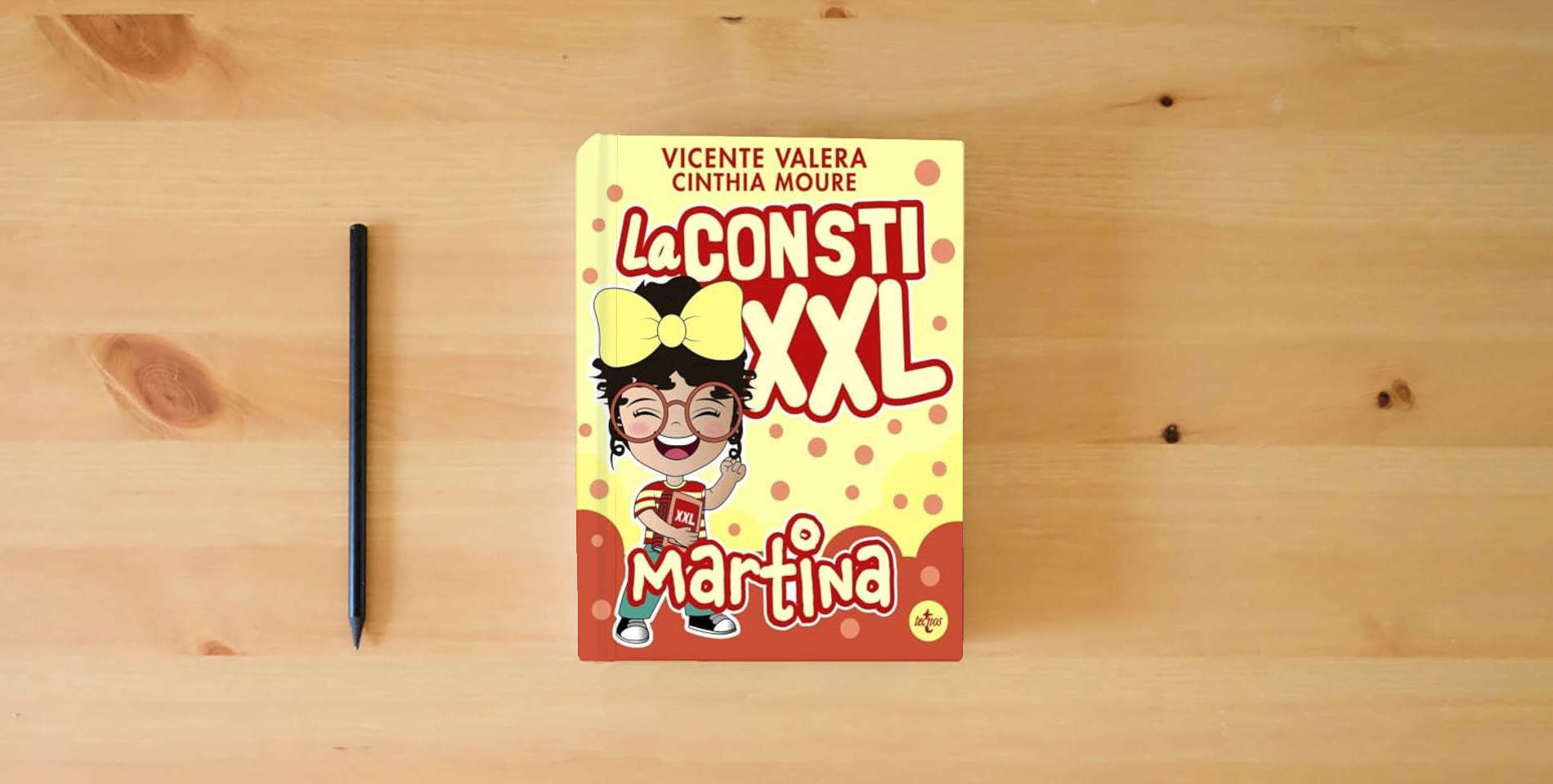 The book La Consti Martina XXL (Derecho - Práctica Jurídica) is on the table