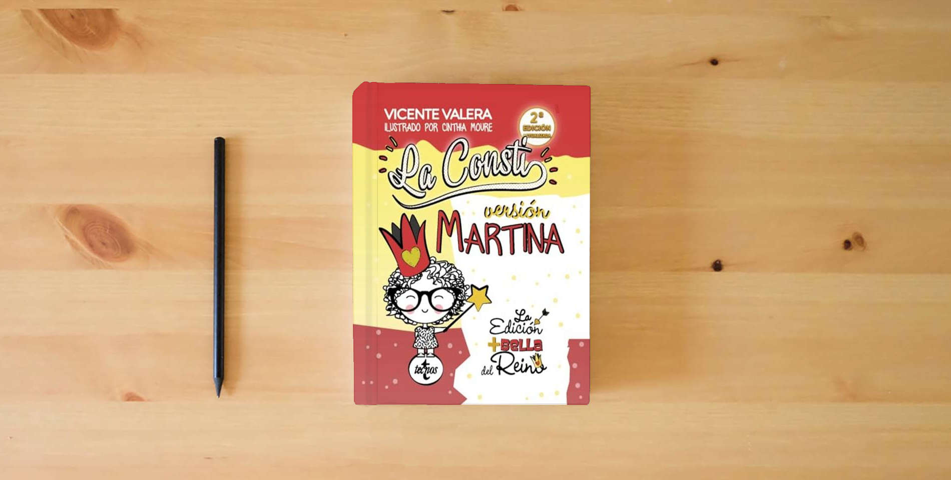 The book La Consti. Versión Martina: La Constitución Española, 1978. Texto legal (Derecho - Práctica Jurídica) is on the table