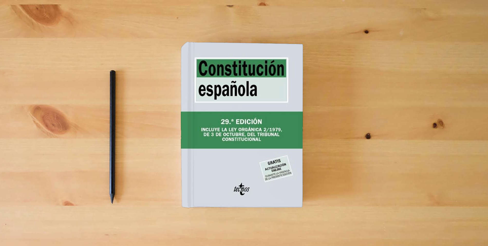 The book Constitución Española (Derecho - Biblioteca de Textos Legales) is on the table