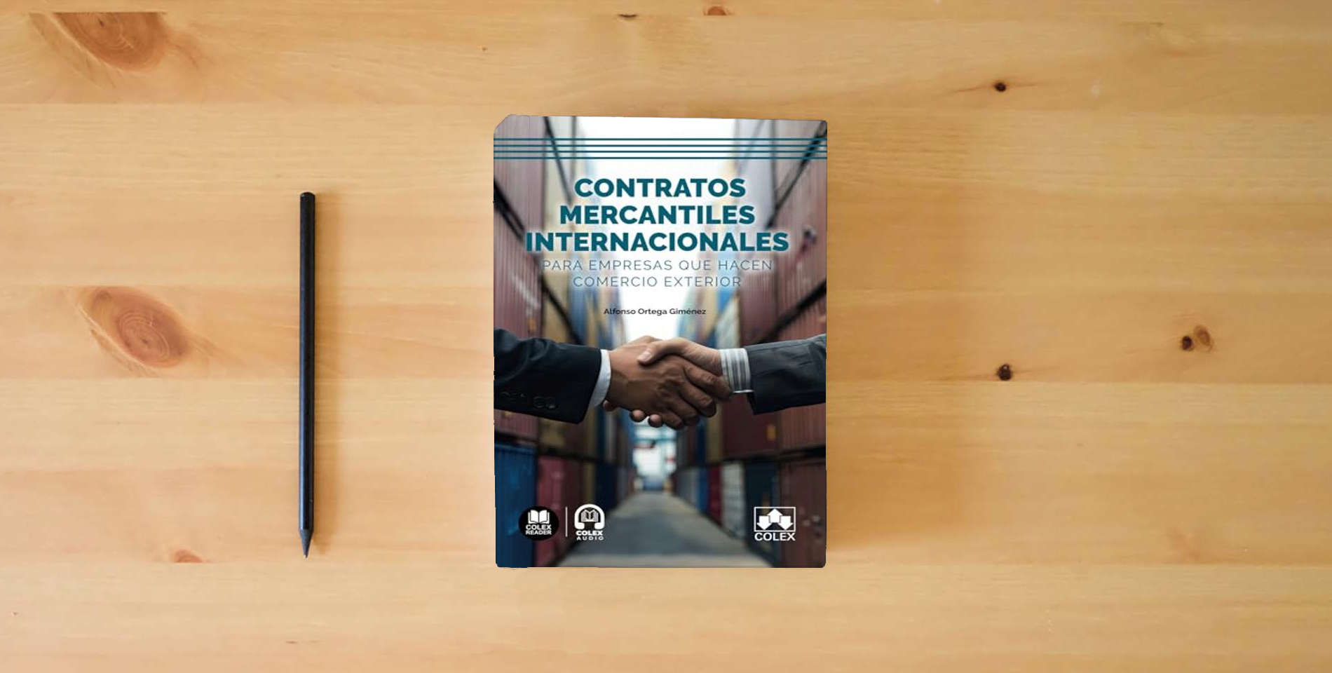 The book Contratos mercantiles internacionales para empresas que hacen comercio exterior (Bolsillo) is on the table