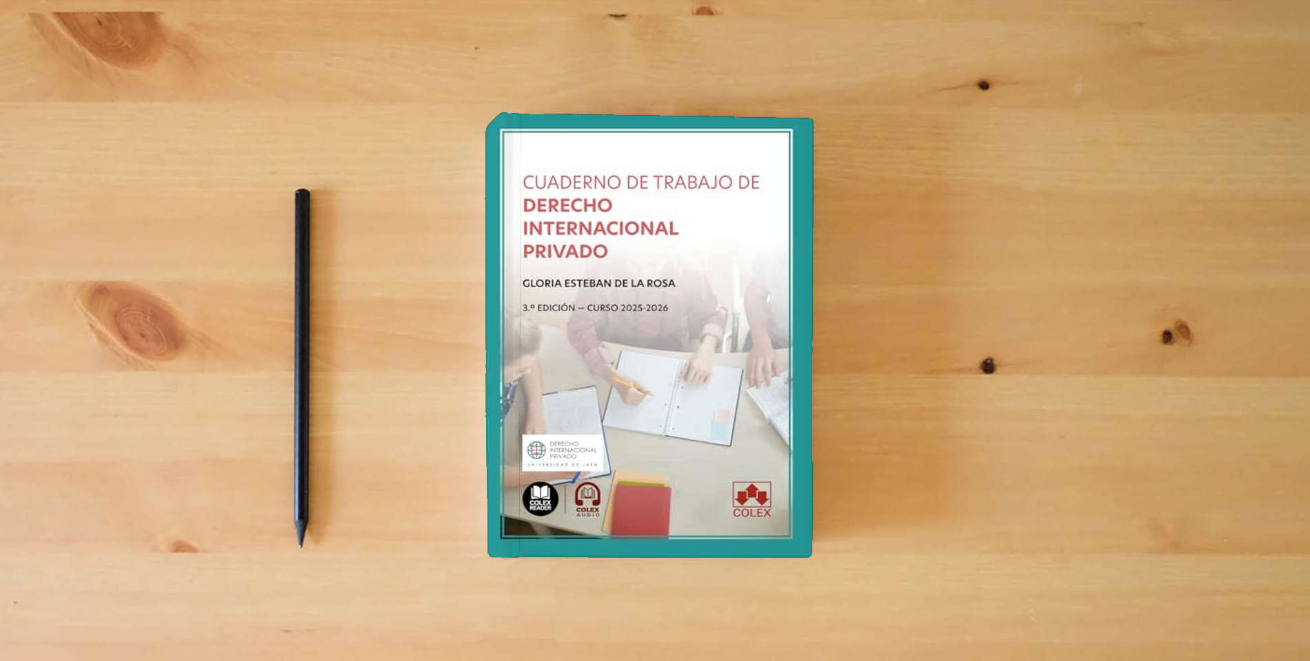 The book Cuaderno de trabajo de Derecho Internacional Privado (monografico) is on the table