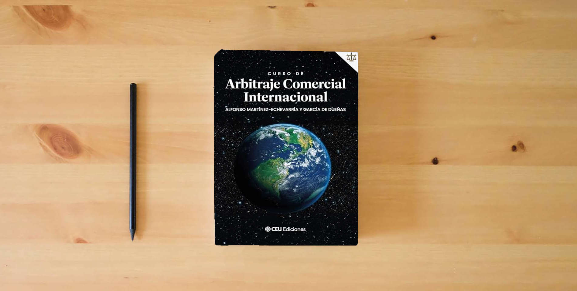 The book Curso de Arbitraje Comercial Internacional: 4 (Derecho) is on the table