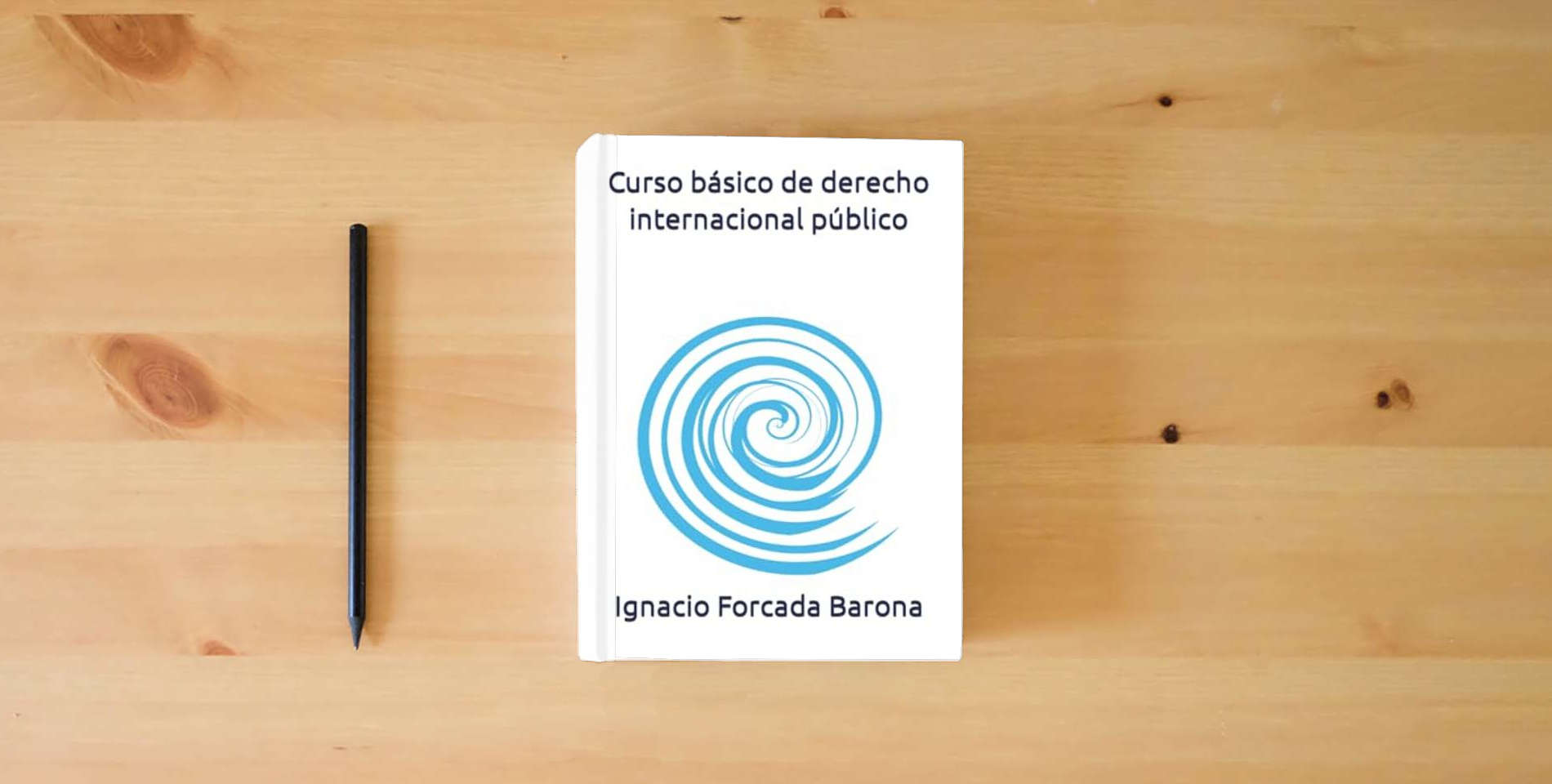 The book Curso básico de derecho internacional público is on the table