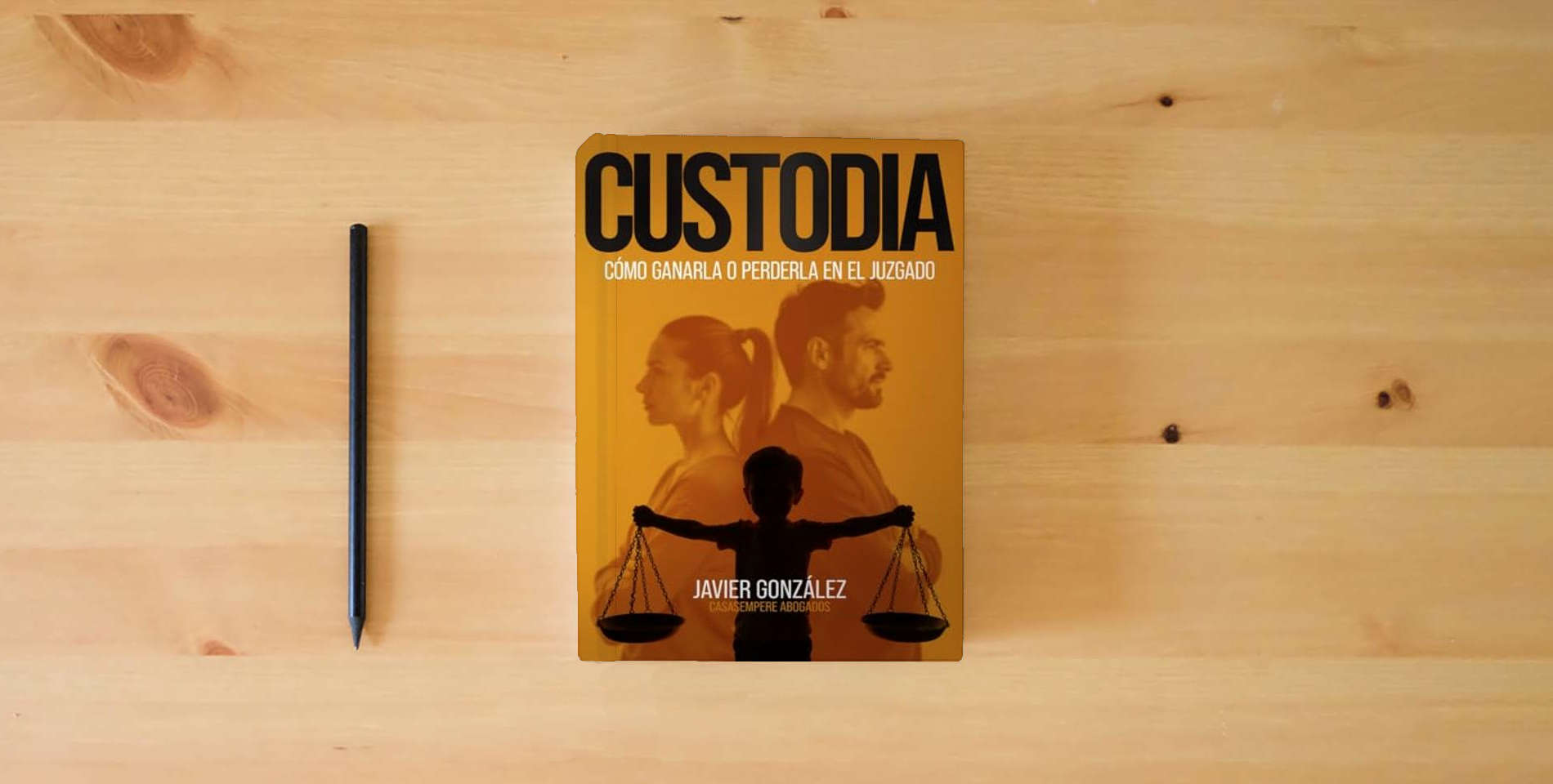 The book CUSTODIA: CÓMO GANARLA O PERDERLA EN EL JUZGADO is on the table