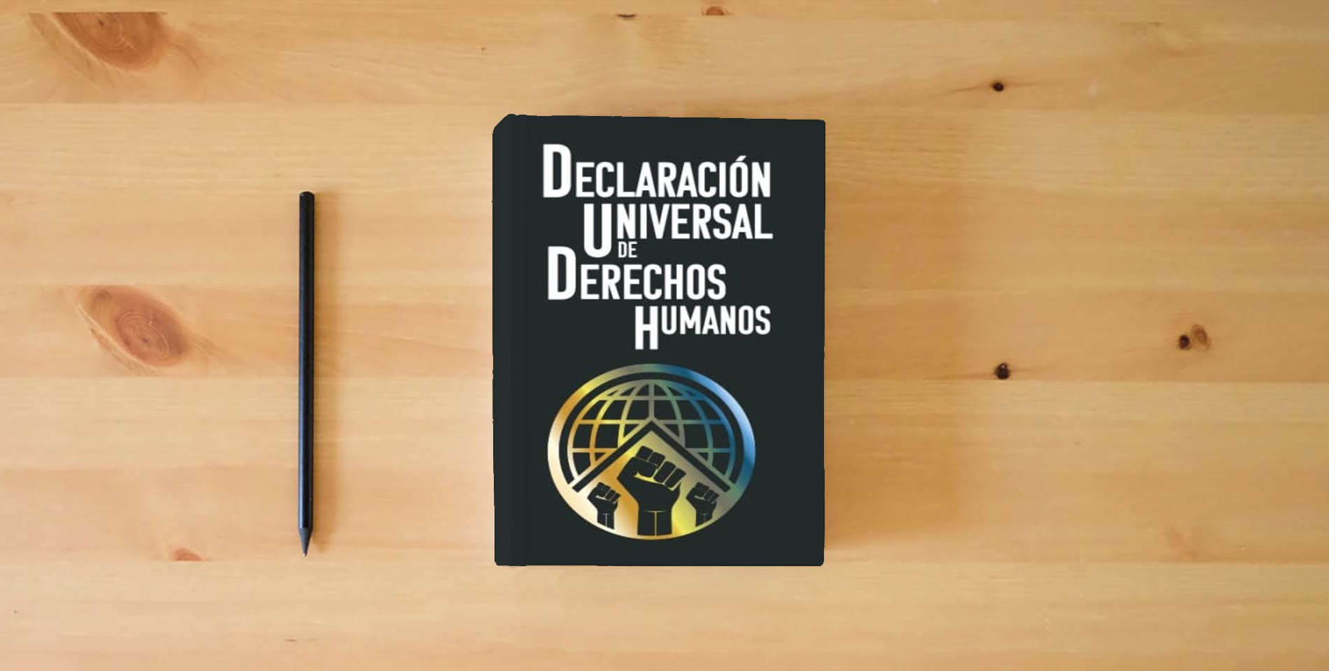 The book DECLARACIÓN UNIVERSAL DE DERECHOS HUMANOS is on the table