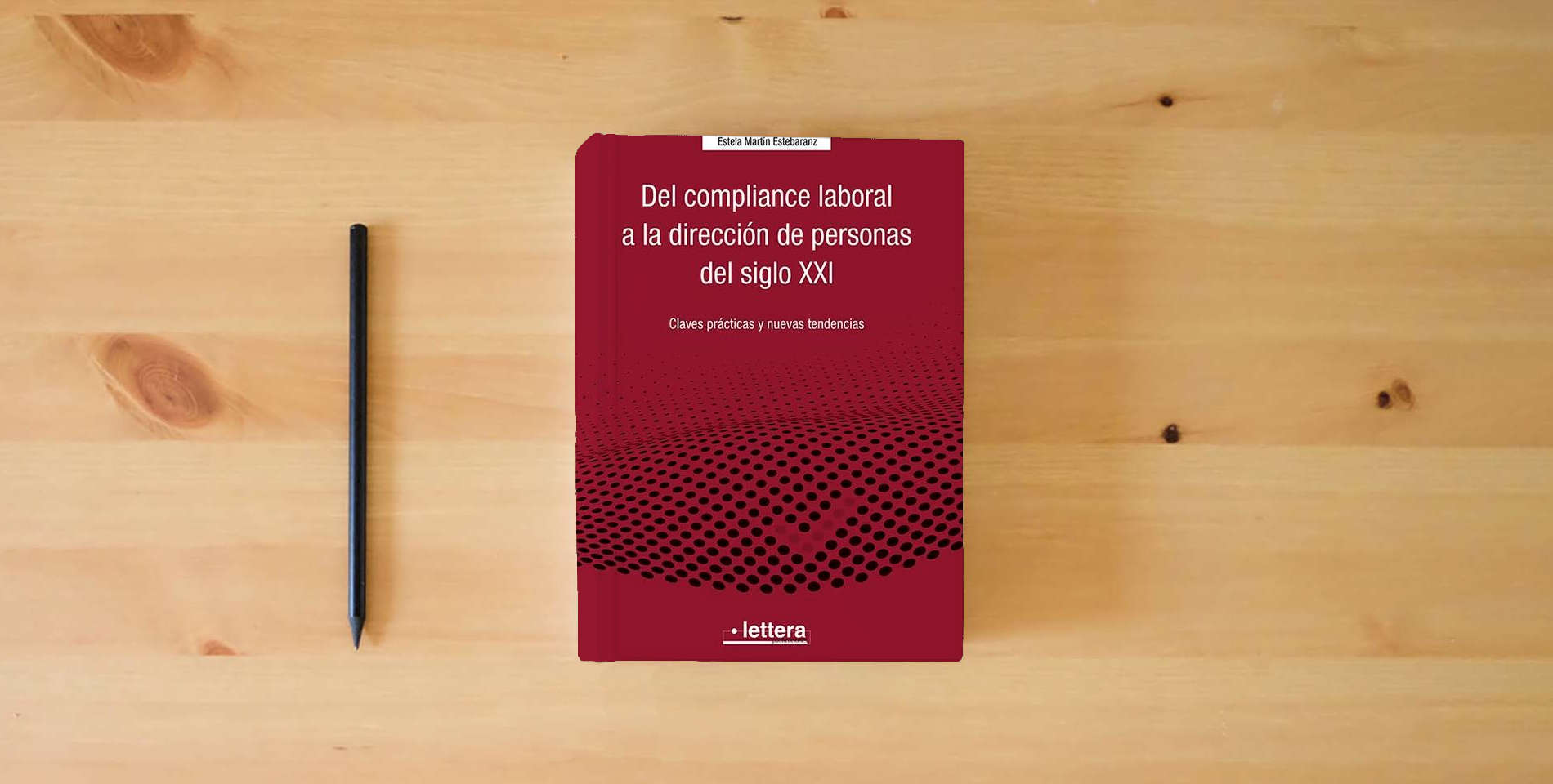 The book Del Compliance laboral a la dirección de personas del siglo XXI: Claves prácticas y nuevas tendencias is on the table