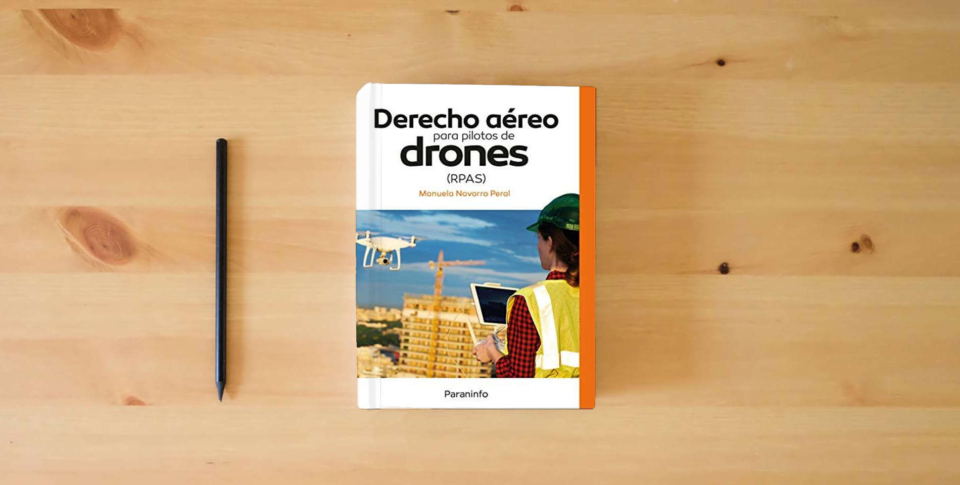 The book Derecho aéreo para pilotos de drones (RPAS): Rústica (0) is on the table
