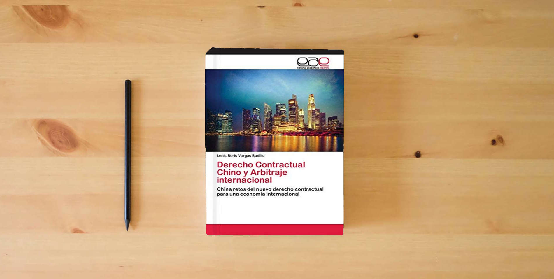 The book Derecho Contractual Chino y Arbitraje internacional: China retos del nuevo derecho contractual para una economía internacional is on the table