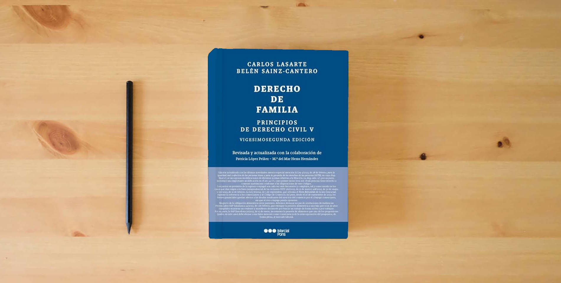 The book DERECHO DE FAMILIA is on the table