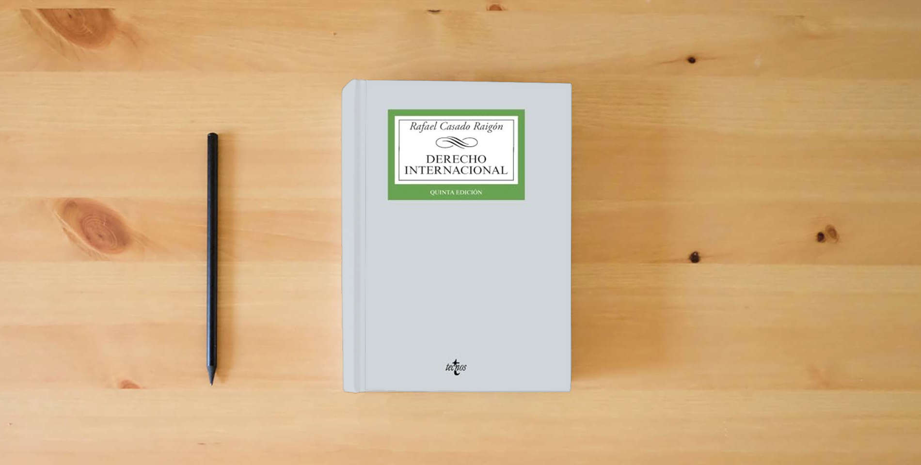 The book Derecho Internacional (Derecho - Biblioteca Universitaria de Editorial Tecnos) is on the table