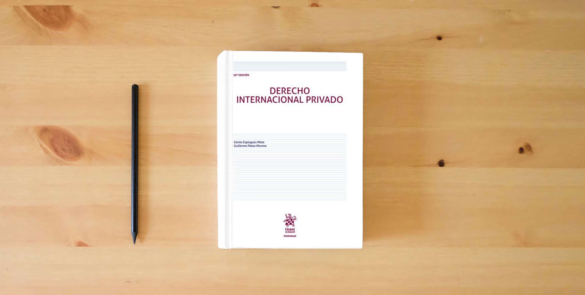 The book Derecho Internacional Privado 18ª Edición (Manuales de Derecho Administrativo, Financiero e Internacional Público) is on the table
