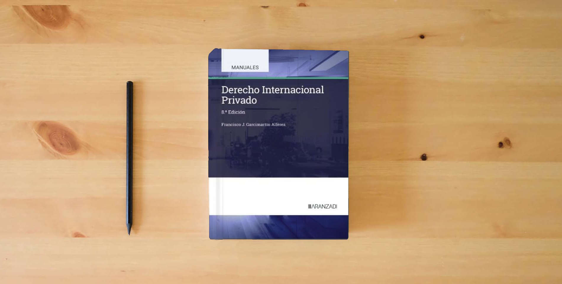 The book Derecho Internacional Privado (Manuales Universitarios) is on the table