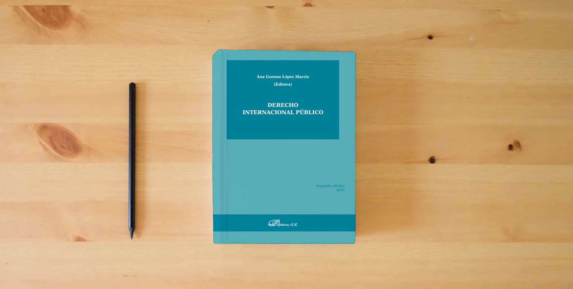 The book Derecho Internacional Público is on the table