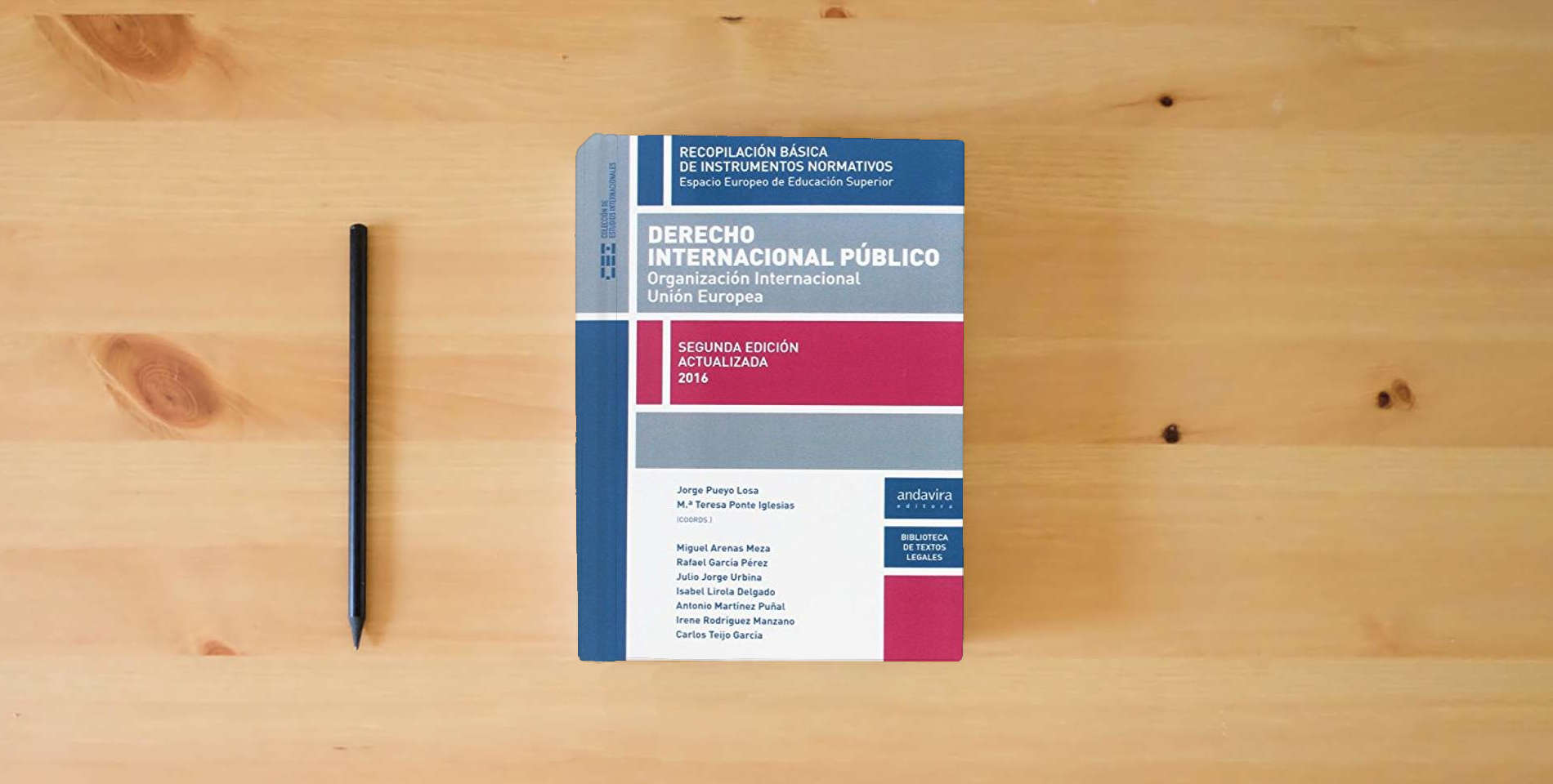 The book Derecho Internacional Público.(2ª ed.) Actualizada 2016 Organización Internacion (Colección de Estudios Internacionales) is on the table