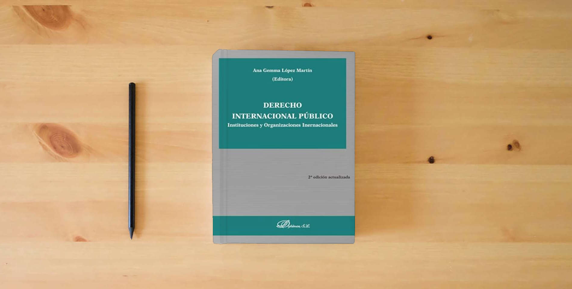 The book Derecho Internacional Público. Instituciones y Organizaciones Internacionales is on the table