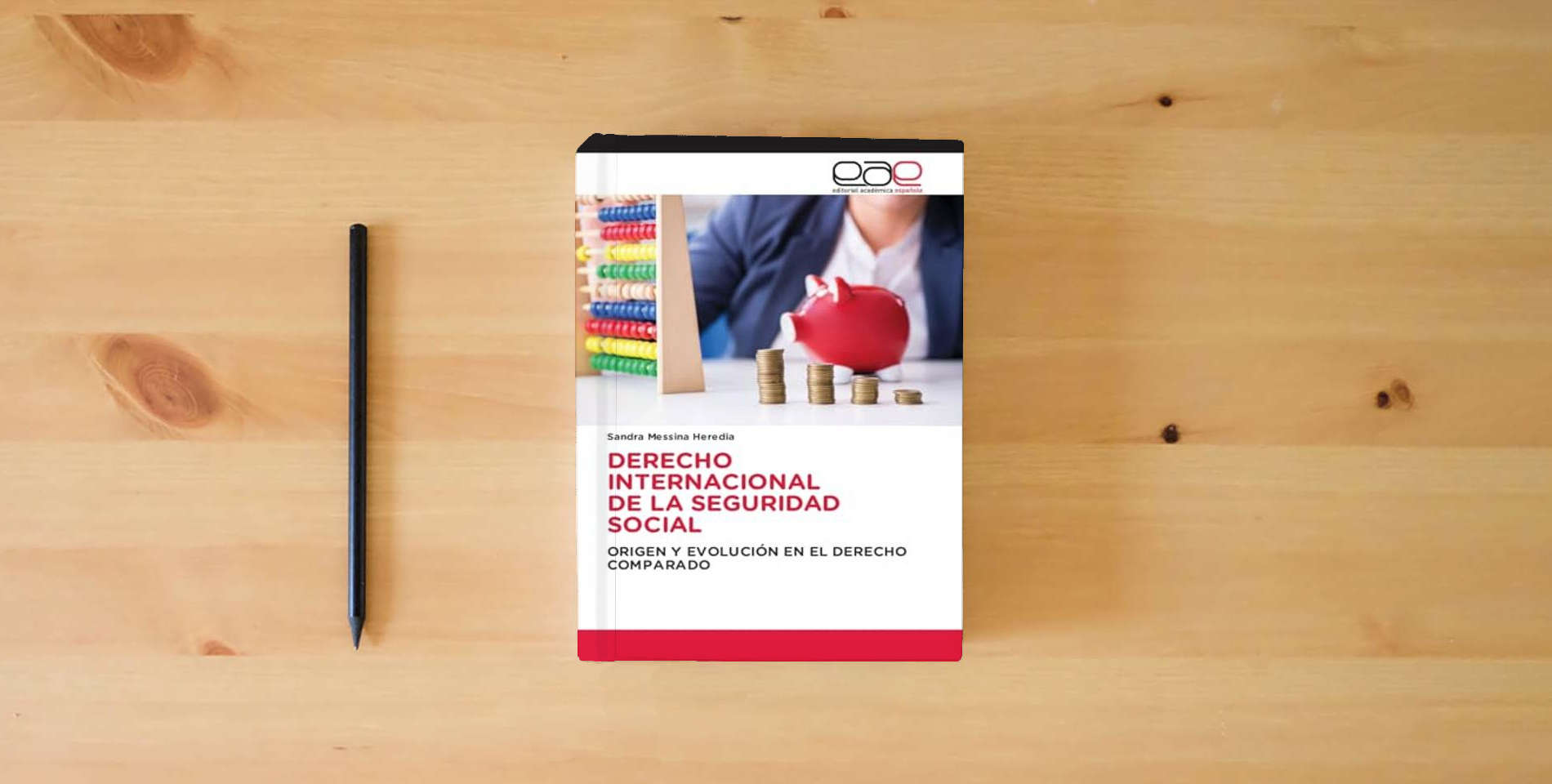The book DERECHO INTERNACIONAL DE LA SEGURIDAD SOCIAL: ORIGEN Y EVOLUCIÓN EN EL DERECHO COMPARADO is on the table