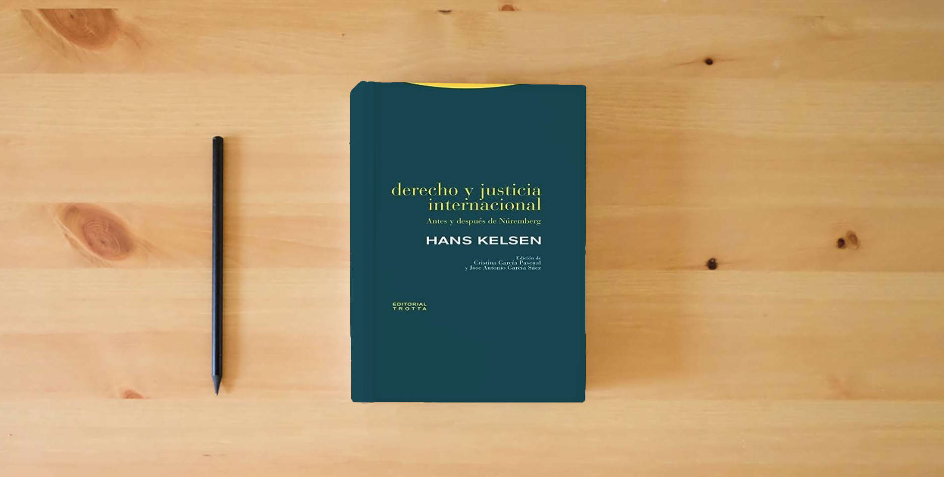 The book Derecho y justicia internacional: Antes y después de Núremberg (ESTRUCTURAS Y PROCESOS - DERECHO) is on the table