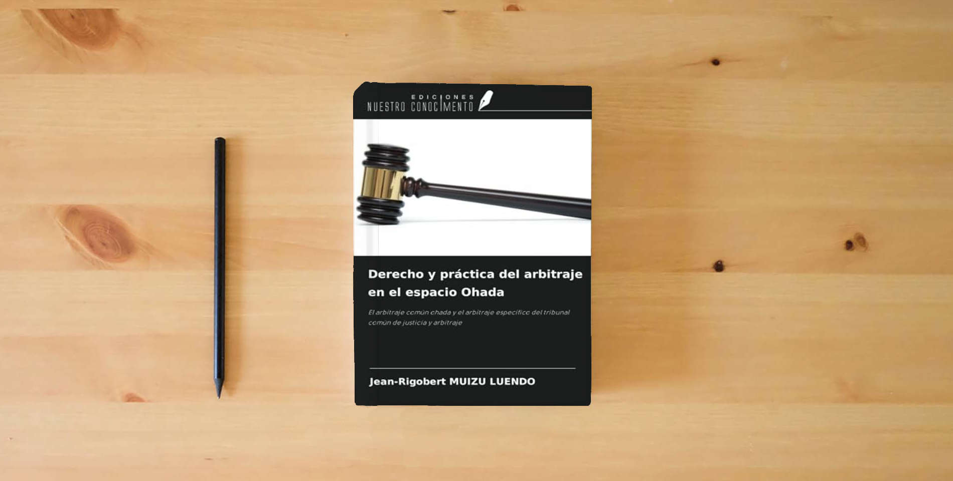 The book Derecho y práctica del arbitraje en el espacio Ohada: El arbitraje común ohada y el arbitraje específico del tribunal común de justicia y arbitraje is on the table