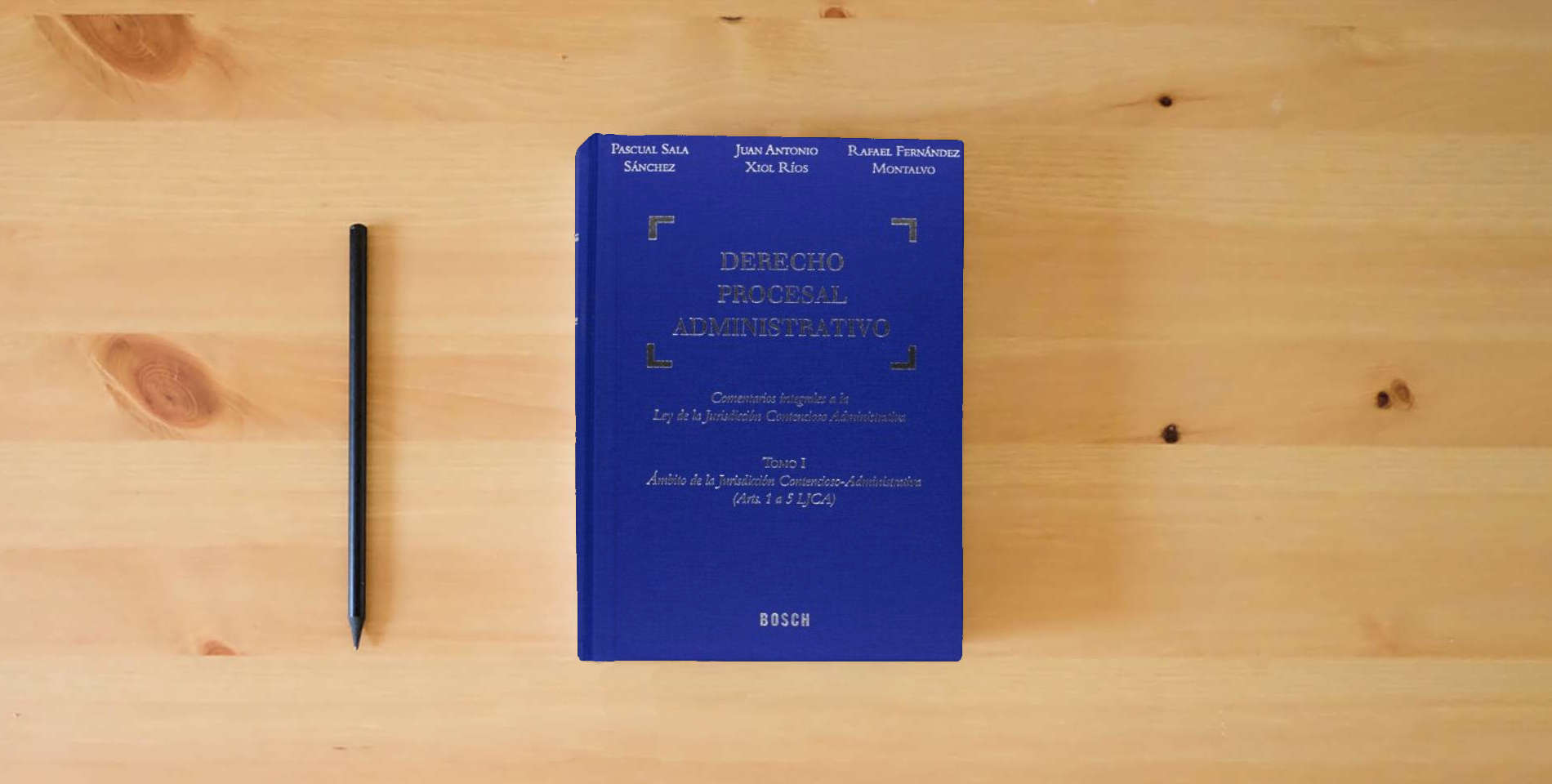 The book Derecho procesal administrativo: Comentarios integrales a la Ley de la Jurisdicción Contencioso-Administrativa: 7 is on the table