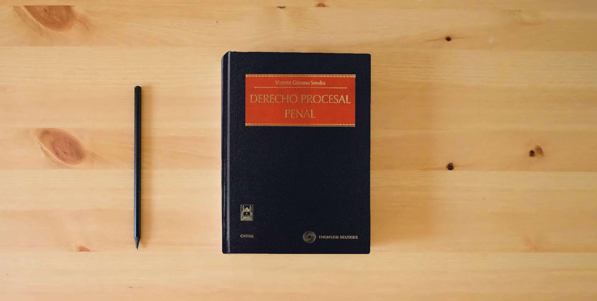 The book Derecho procesal penal (Estudios y Comentarios de Legislación) is on the table