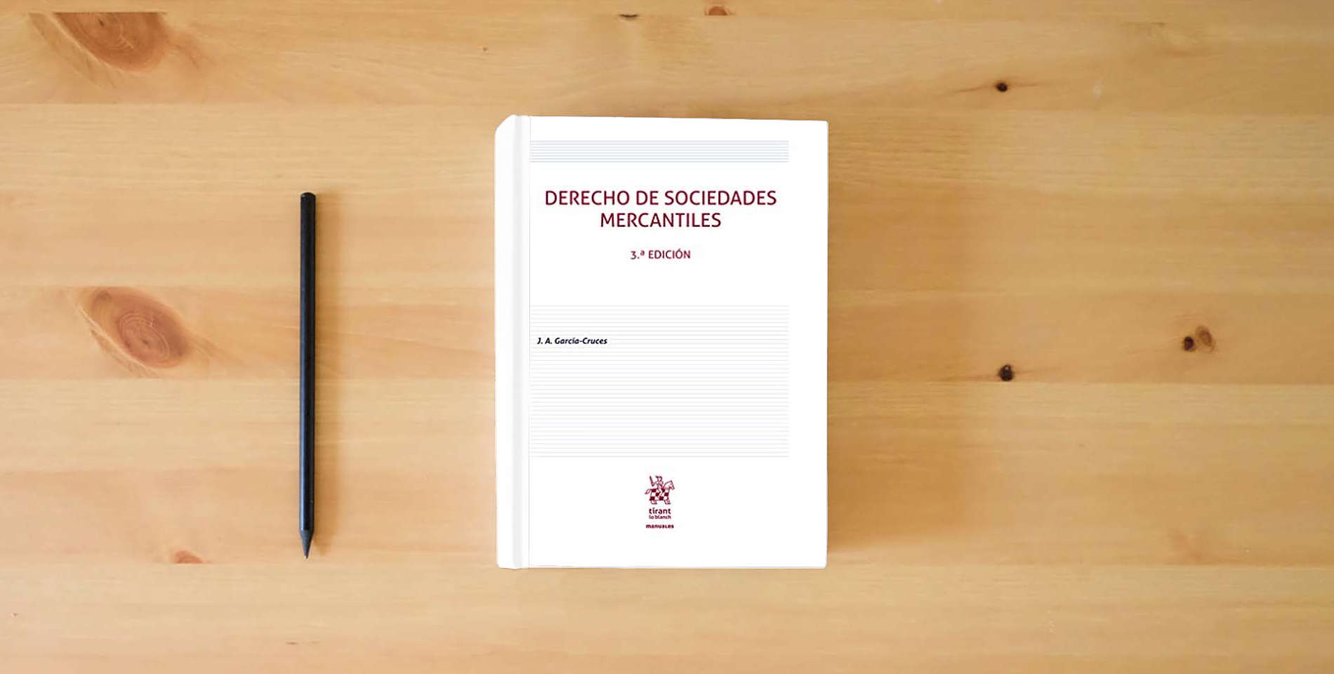 The book Derecho de Sociedades Mercantiles 3ª Edición (Manuales de Derecho Civil y Mercantil) is on the table