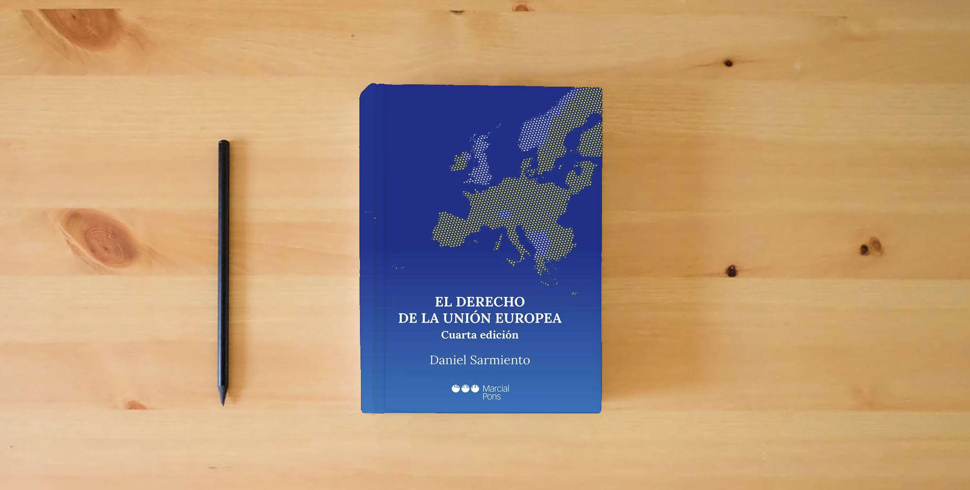 The book El Derecho de la Unión Europea (Manuales universitarios) is on the table