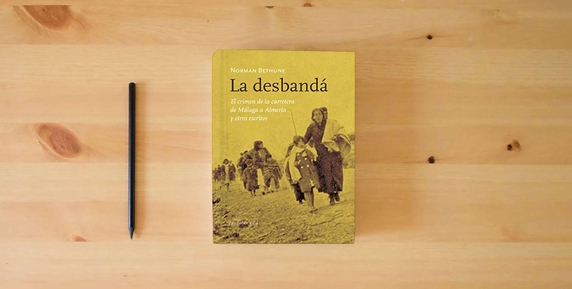 The book La Desbandá: El crimen de la carretera de Málaga a Almería y otros escritos: 64 (No Ficción) is on the table
