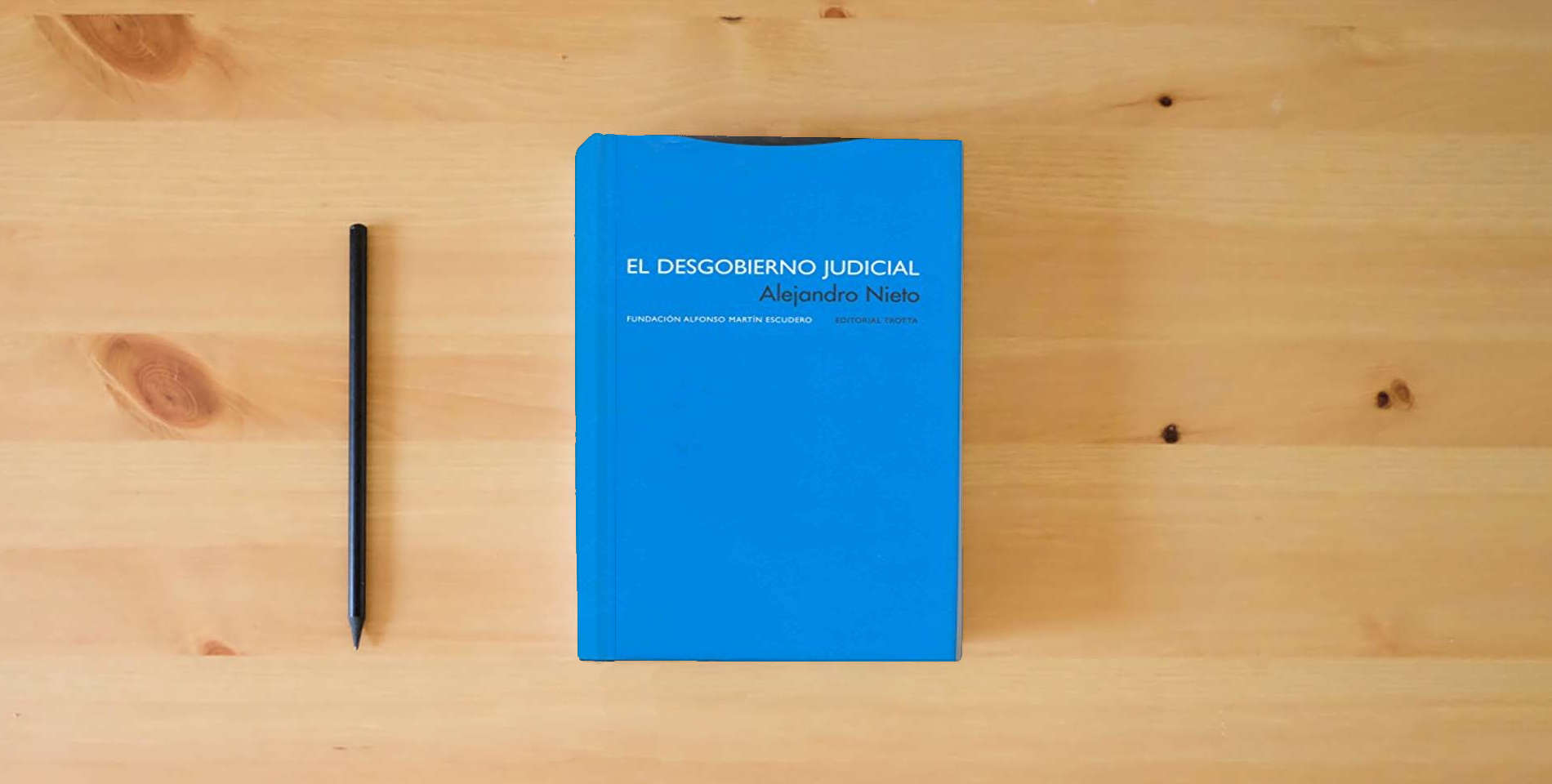 The book El Desgobierno Judicial - 2ª Edición (Estructuras y Procesos. Derecho) is on the table