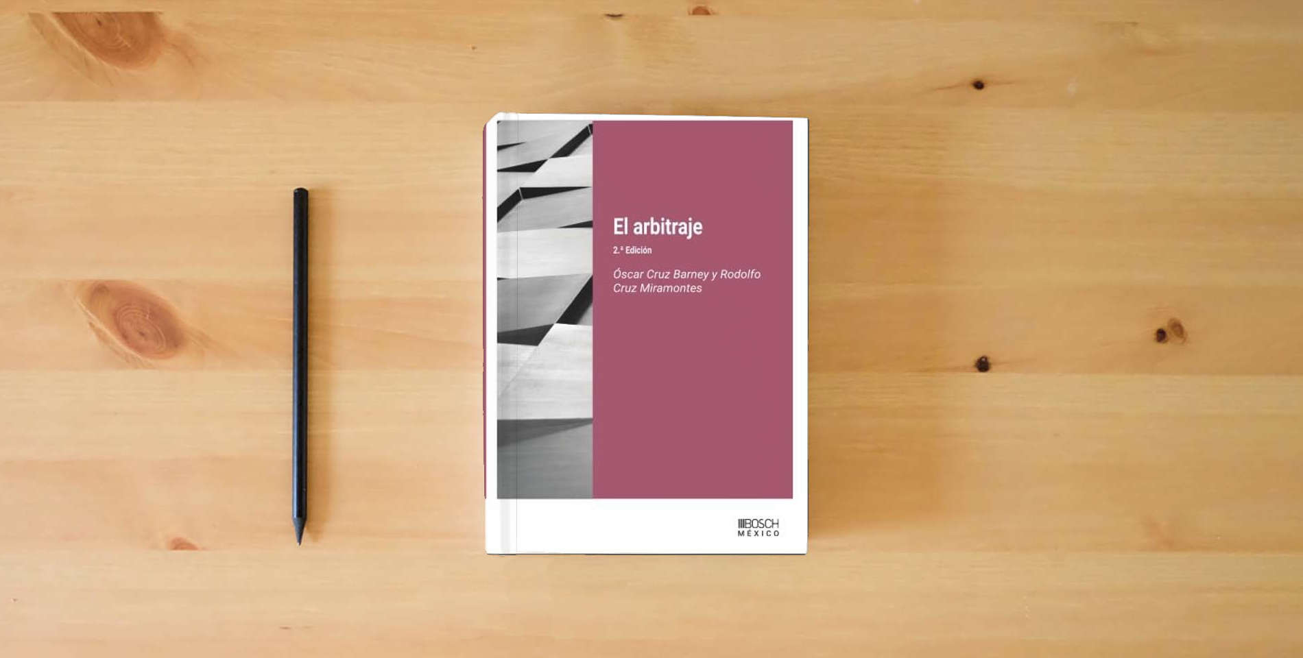 The book El arbitraje is on the table