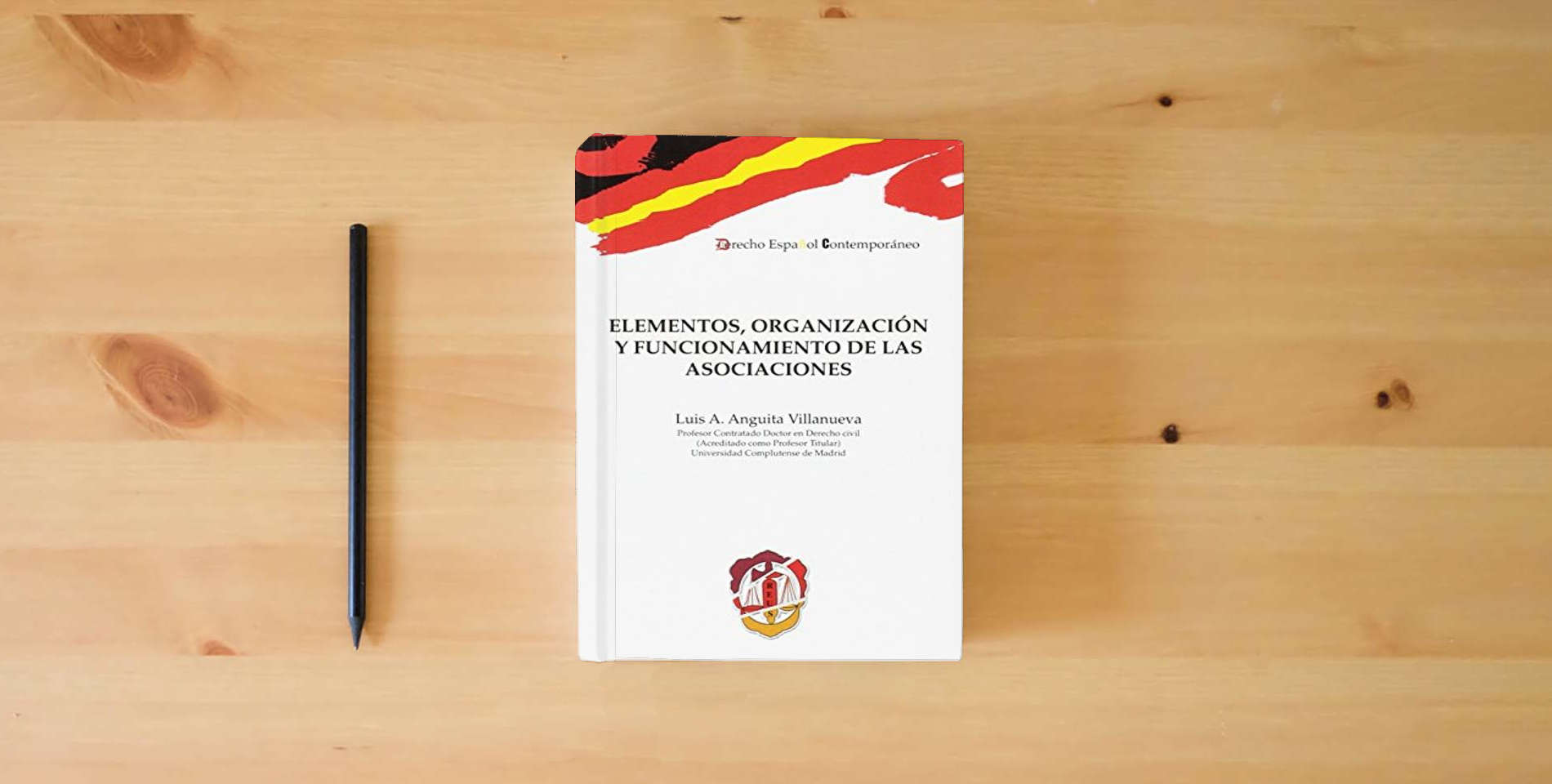 The book Elementos, organización y funcionamiento de las asociaciones (Derecho español contemporáneo) is on the table