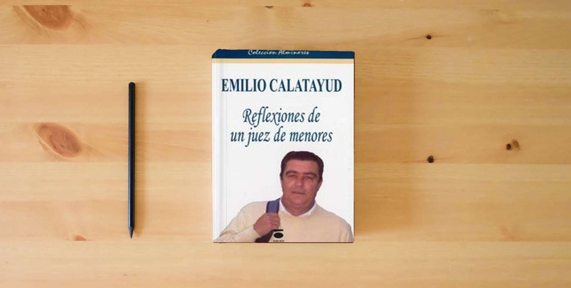 The book Emilio Calatayud : reflexiones de un juez de menores is on the table