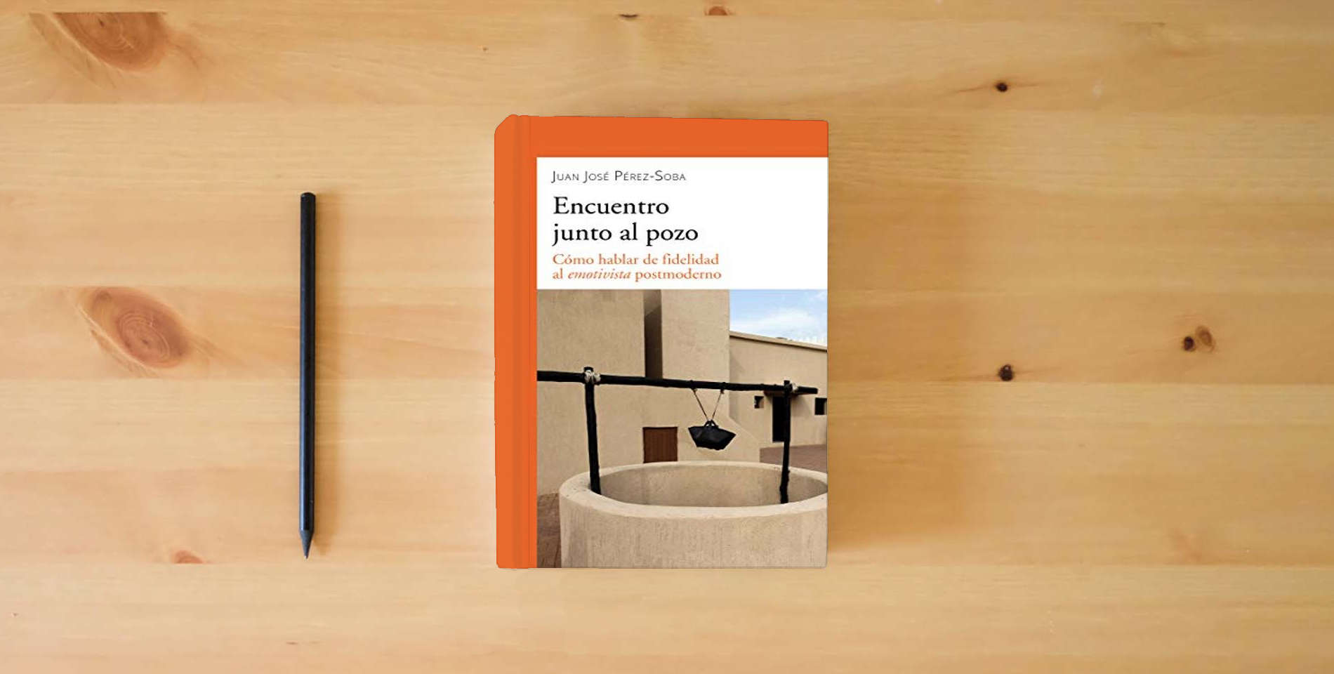 The book Encuentro Junto al pozo. Cómo hablar De Fidelidad Al Emotivista postmoderno: 906 (dBolsillo nº 906) is on the table