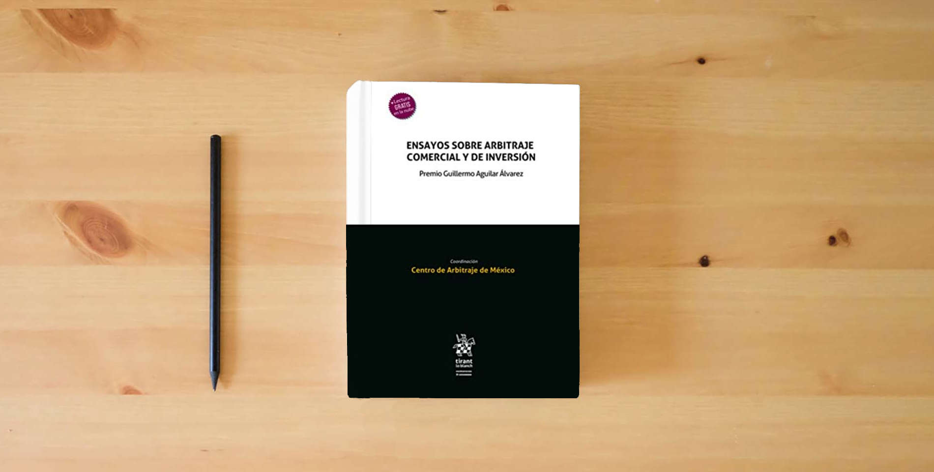 The book Ensayos sobre arbitraje comercial y de inversión (Homenajes y Congresos -Mexico-) is on the table