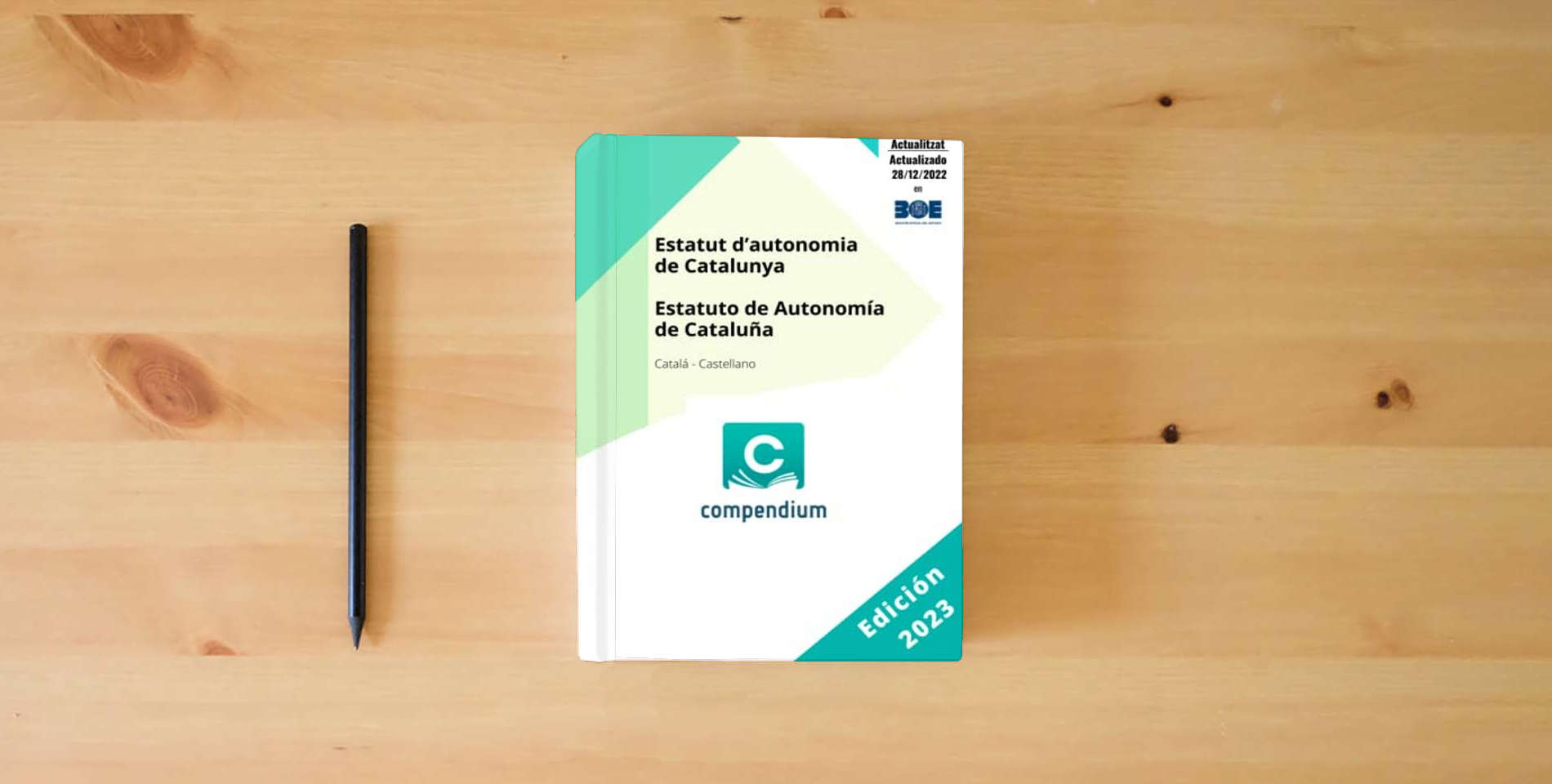 The book Estatut d’autonomia de Catalunya: Estatuto de Autonomía de Cataluña is on the table