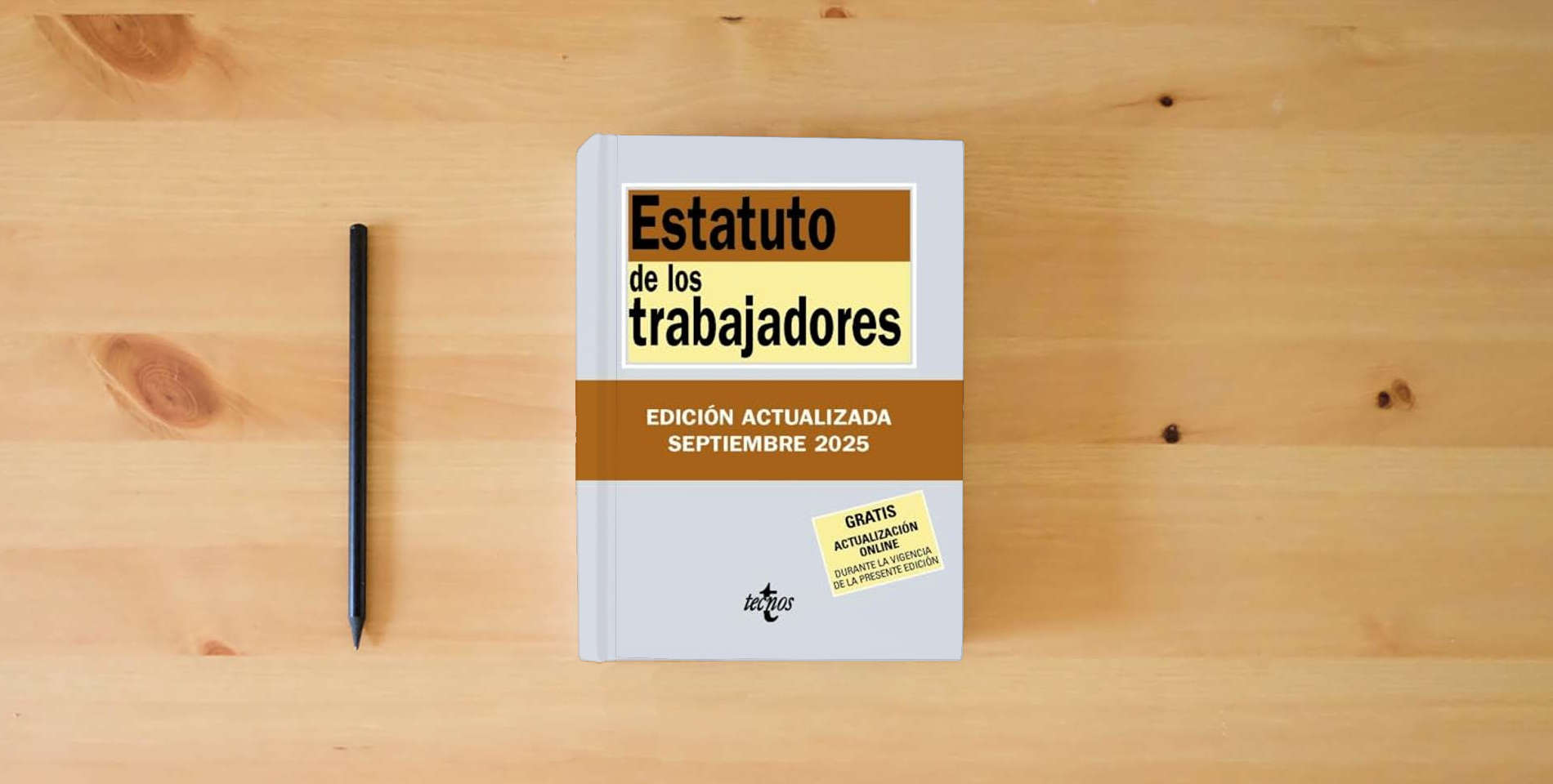 The book Estatuto de los Trabajadores (Derecho - Biblioteca de Textos Legales) is on the table
