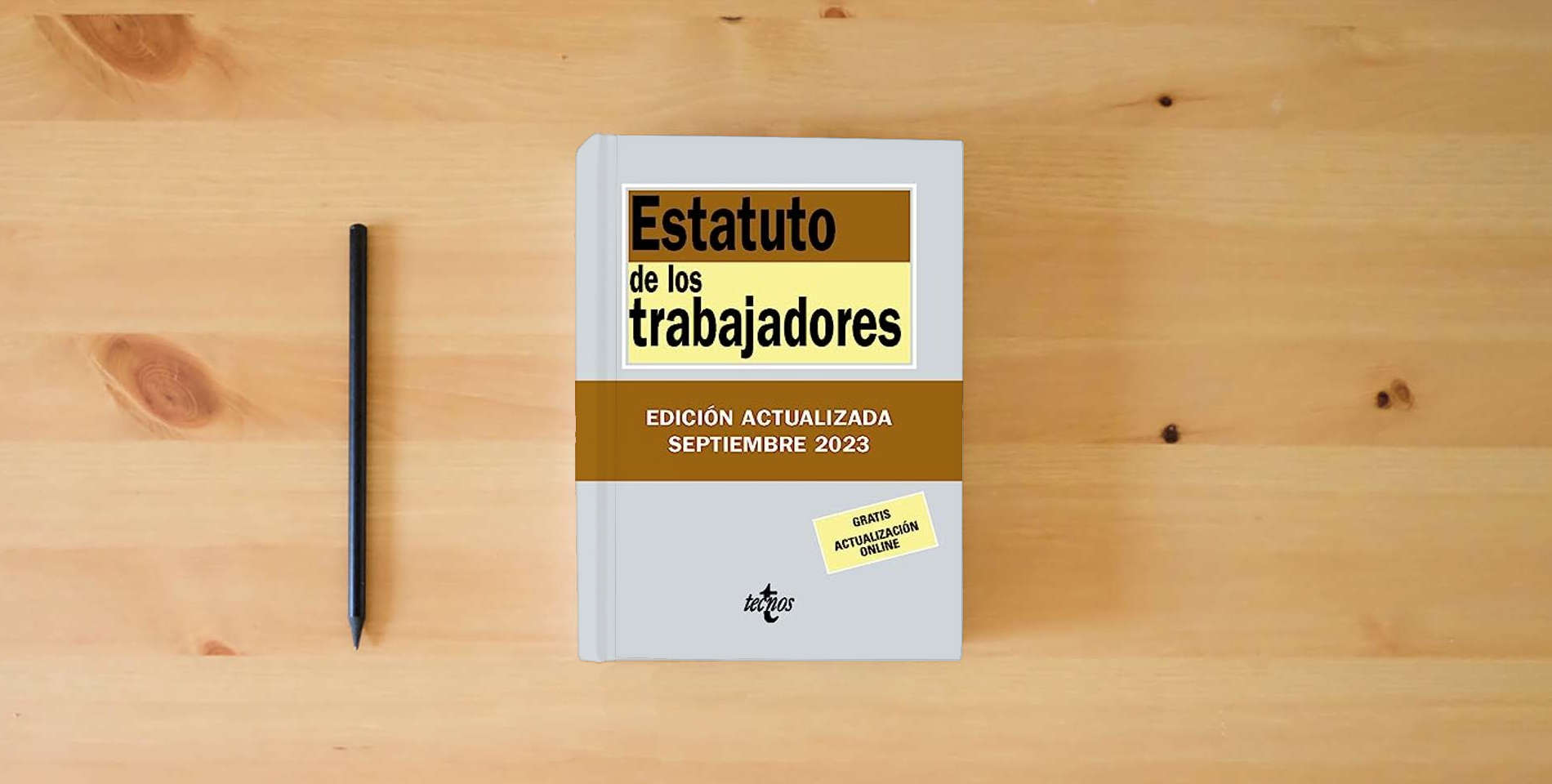 The book Estatuto de los Trabajadores (Derecho - Biblioteca de Textos Legales) is on the table