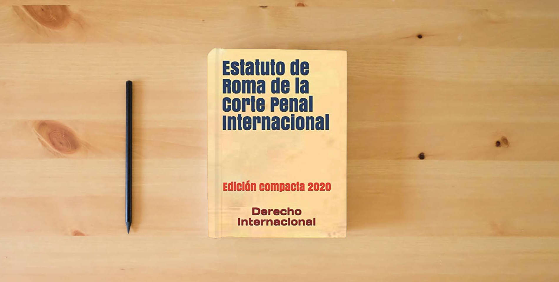 The book Estatuto de Roma de la Corte Penal Internacional: Edición compacta 2020 is on the table