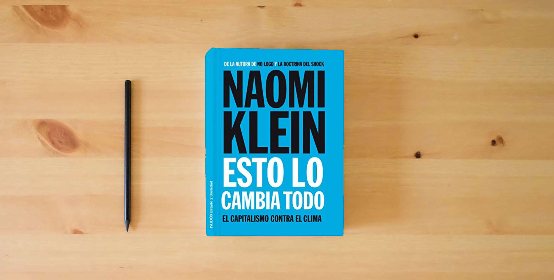 The book Esto lo cambia todo: El capitalismo contra el clima (Estado y Sociedad) is on the table
