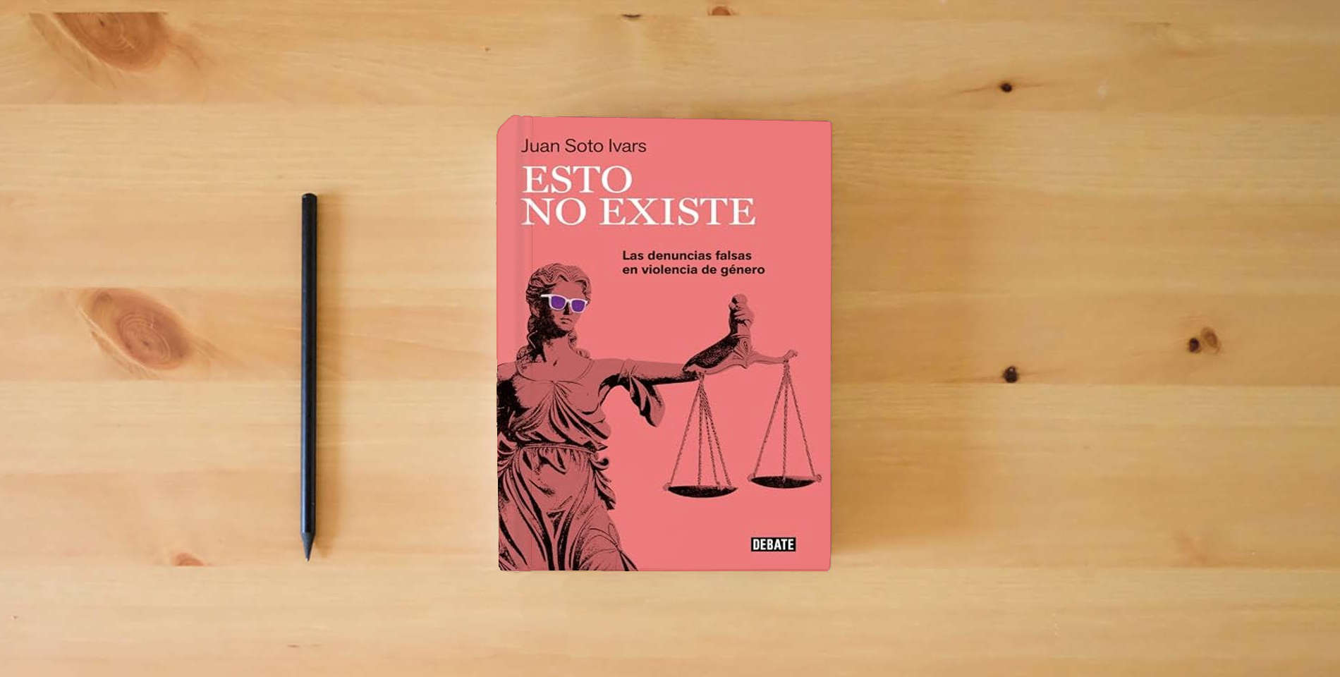 The book Esto no existe: Las denuncias falsas en violencia de género (Ensayo y Pensamiento) is on the table